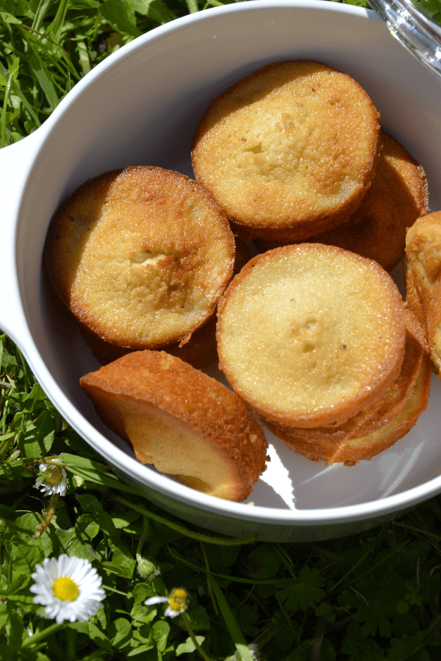 Mini financiers posés dans un bol blanc