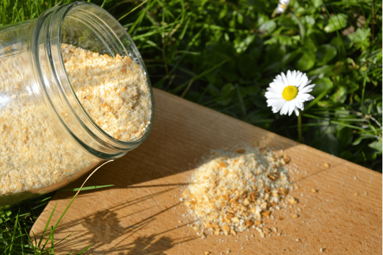 Bocal de chapelure, planche en bois avec petit tas de chapelure