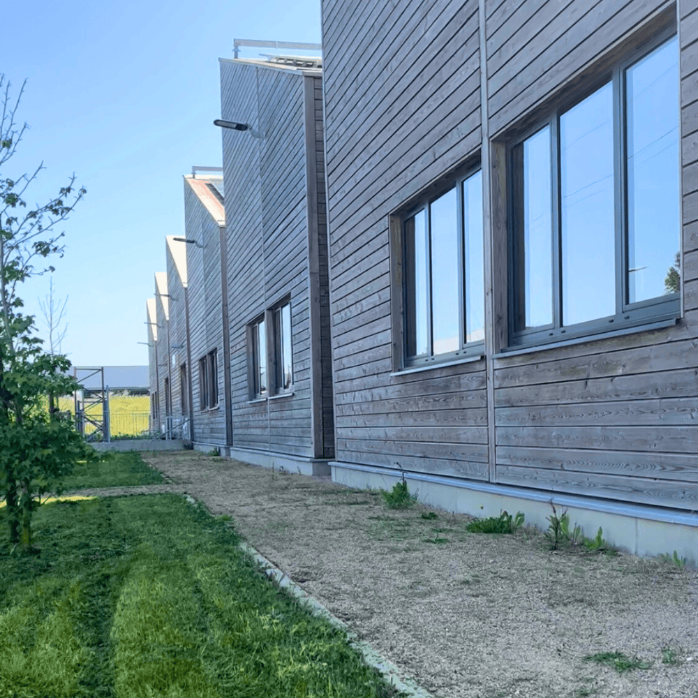 Vue extérieure sur l'atelier de couture en Anjou, bâtiment en bois