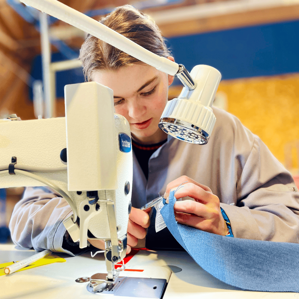 Lorie en train de coudre un sac à pain bleu