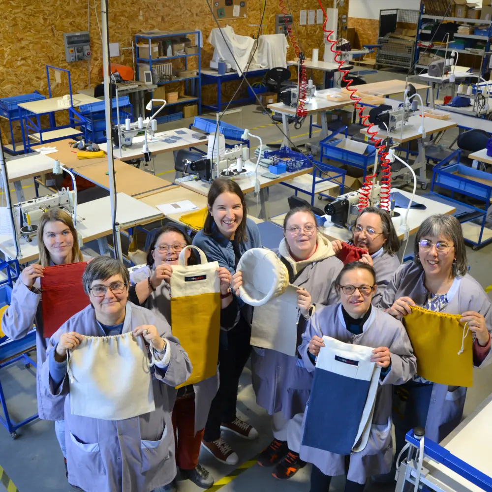 L'équipe de l'atelier de couture ESAT collaborant avec Les extra-ordinaires, en Anjou.