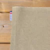 Toile à baguettes posée sur une table en bois, vue zoomée
