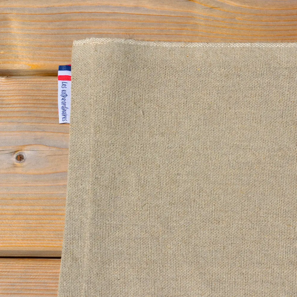 Toile à baguettes posée sur une table en bois, vue zoomée