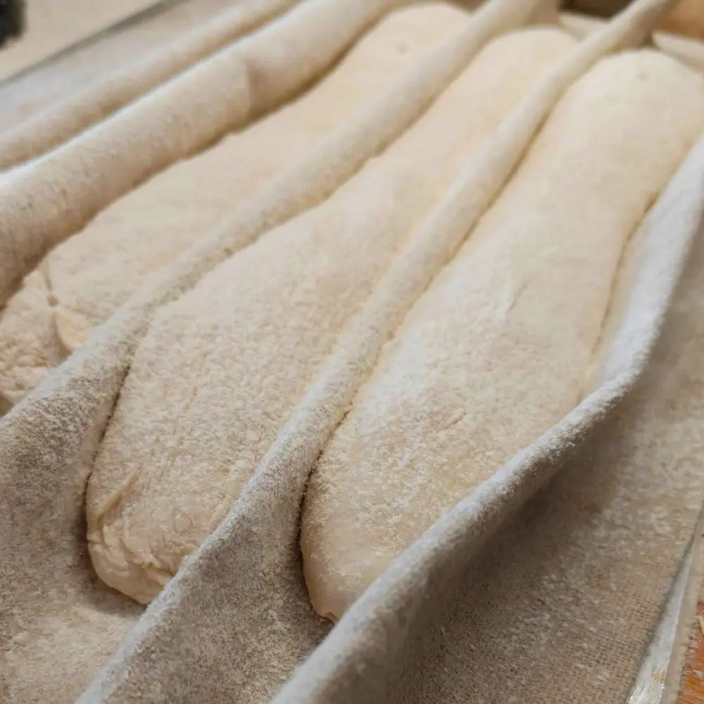 Baguettes posées sur toile de fermentation spéciale baguettes