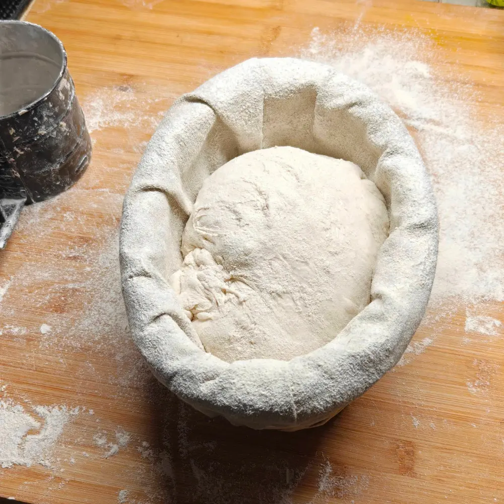Banneton contenant une pâte à pain pour apprendre à faire son pain