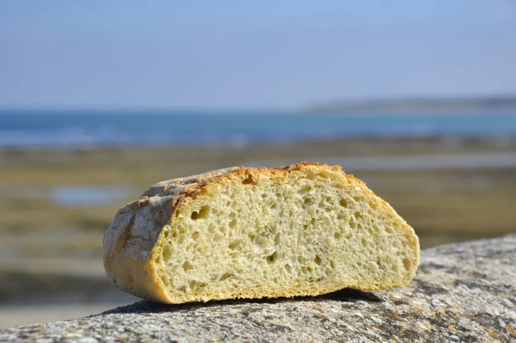 Pain aux algues maison, coupé en deux